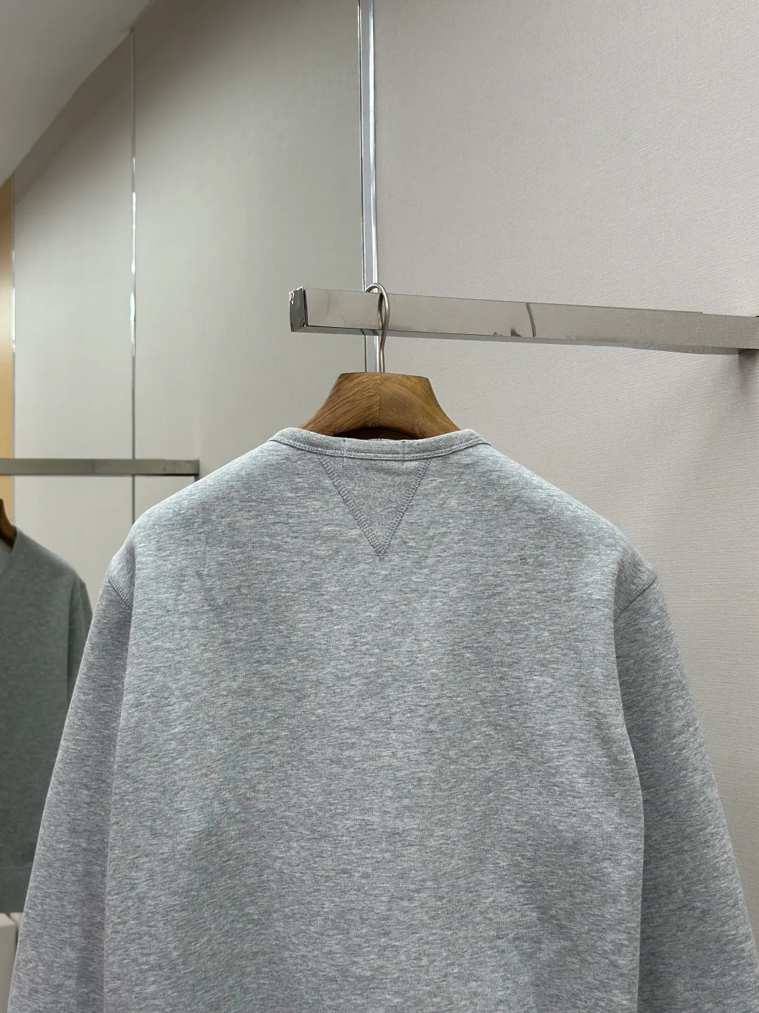 P290 [Same-origin fabric, exclusive new style, first choice for old money] Ralph Laure Ralph Lauren embroidered long-sleeved sweatshirt is made of cotton blended fabric, which is soft and tough to the touch. It has been finely spun and pre-shrunk, making it comfortable to the touch and not easy to deform. You don’t have to worry about shrinkage or pilling for daily wear and washing, and the texture is stable and online! The pony embroidery on the chest, despite the small size, has fine stitches and every stitch is perfectly stitched. The embroidery thread is pure in color and high in fastness. It is simple and high-end, highlighting the brand's iconic exquisite craftsmanship! The neckline is a classic round neck design, with an exquisite small V-shaped splicing design at the bottom. The workmanship is particularly neat, and the stitching in the circle is straight and even, without any distortion. It will not become loose and deformed after being worn for a long time. It fits the neck without being tight, and it is full of comfort! Scan the QR code on the label to enter the official website directly! It’s like adding an “identity pass” to clothes, and the quality is directly visualized ‼ ️ Size: S-XL